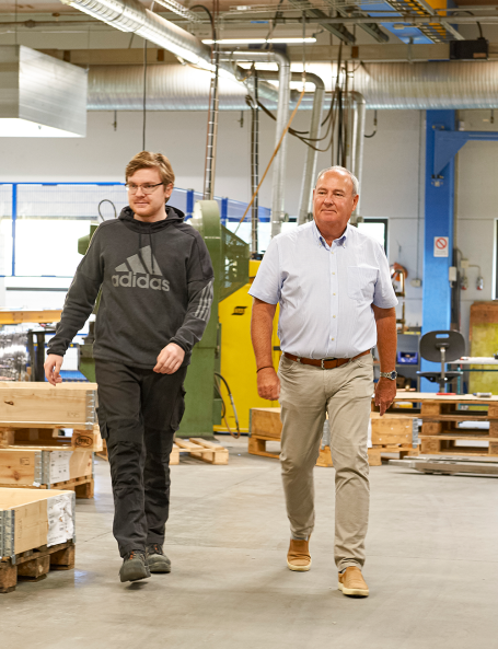 VD Sven-Olov går tillsammans med en medarbetare genom anläggningen