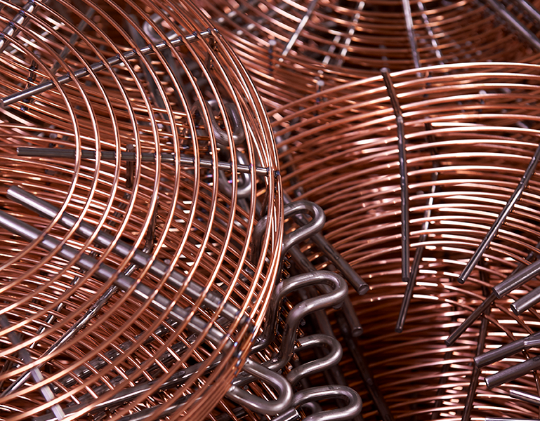 Ett flertal fläktskydd liggandes på hög