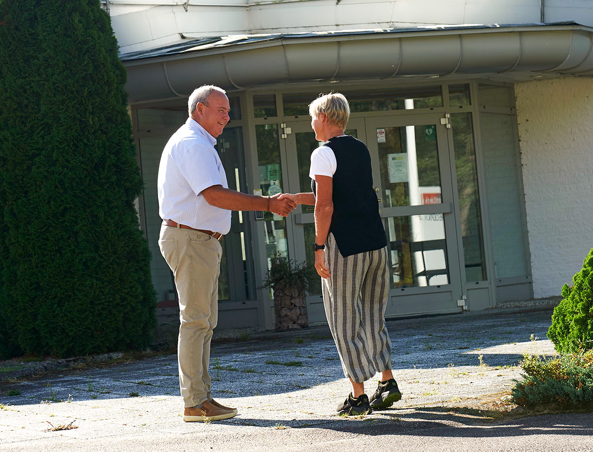 VD Sven-Olov skakar hand med en person utanför Tidbecks ingång