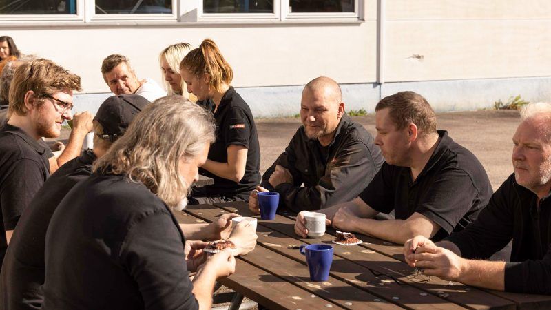 Tidbecks personal sitter ute i solen och fikar