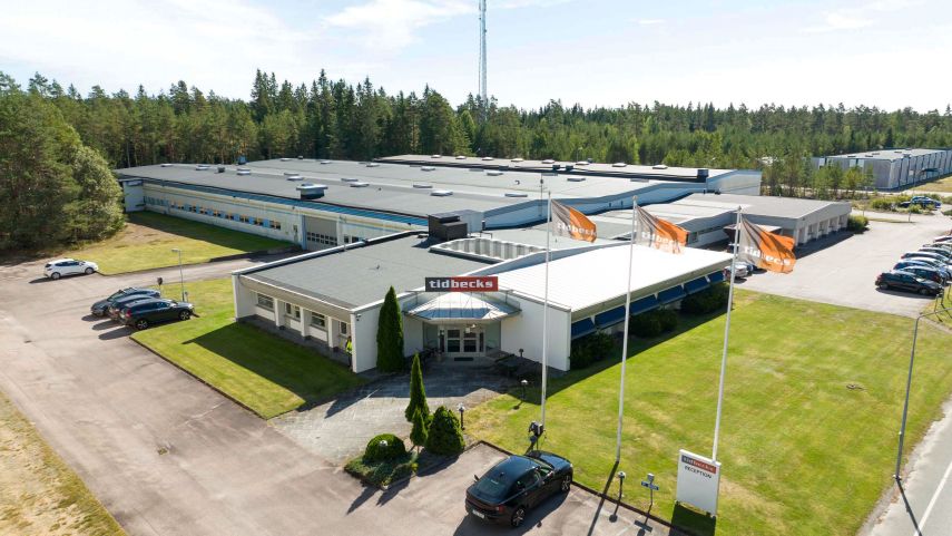 Drönarbild över Tidbecks anläggning en solig sommardag