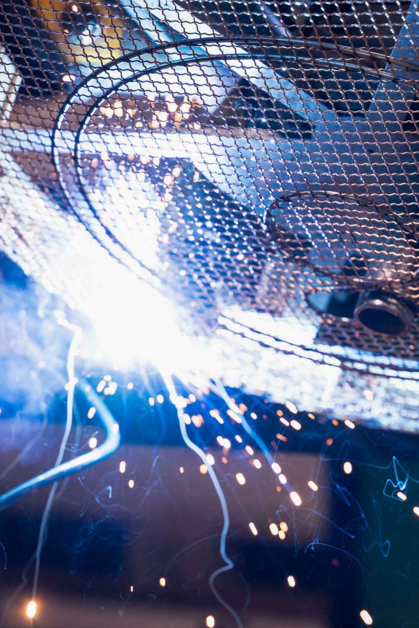 Gnistor flyger från ett skydd som svetsas