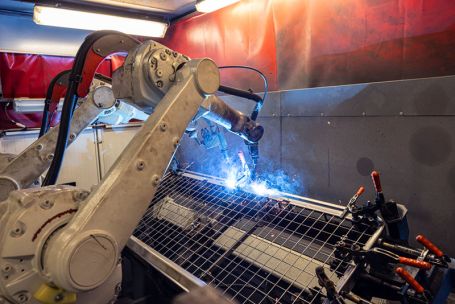 Robotarm svetsar ihop en produkt