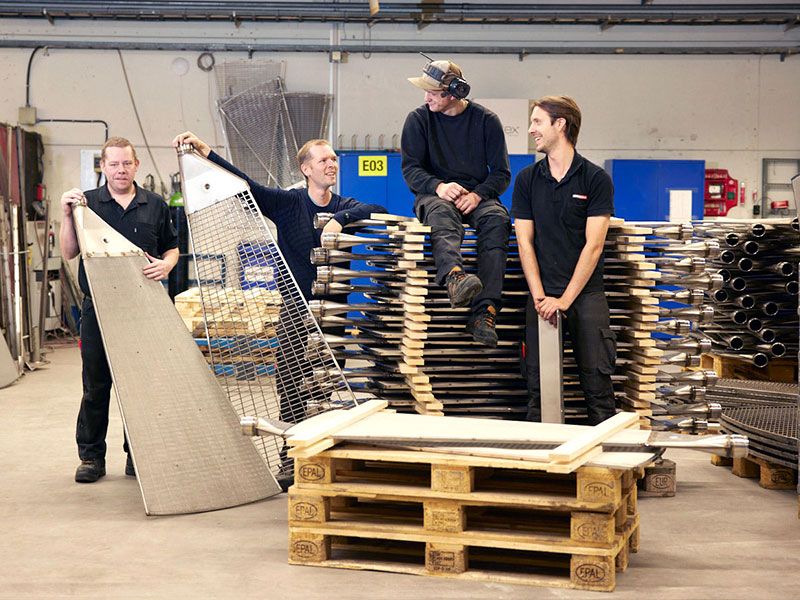 Man står och grillar korv.