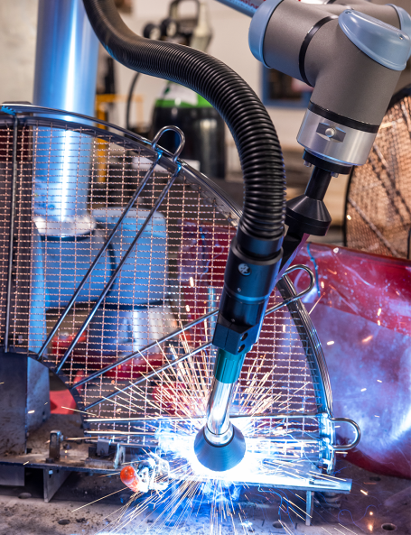 Ett galler svetsas ihop i maskin