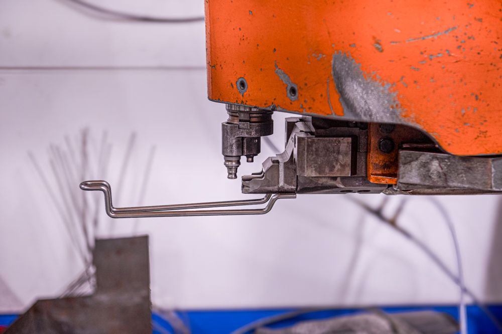 Närbild på maskin som tillverkar produkt trådbockning