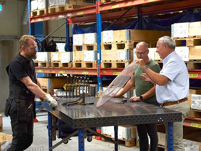 Personer tittar och diskuterar om en produkt på lagret