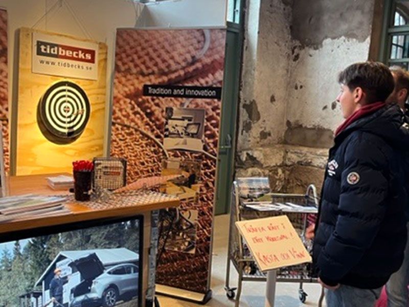 Person tittar mot pilkastning uppsatt på en vägg.