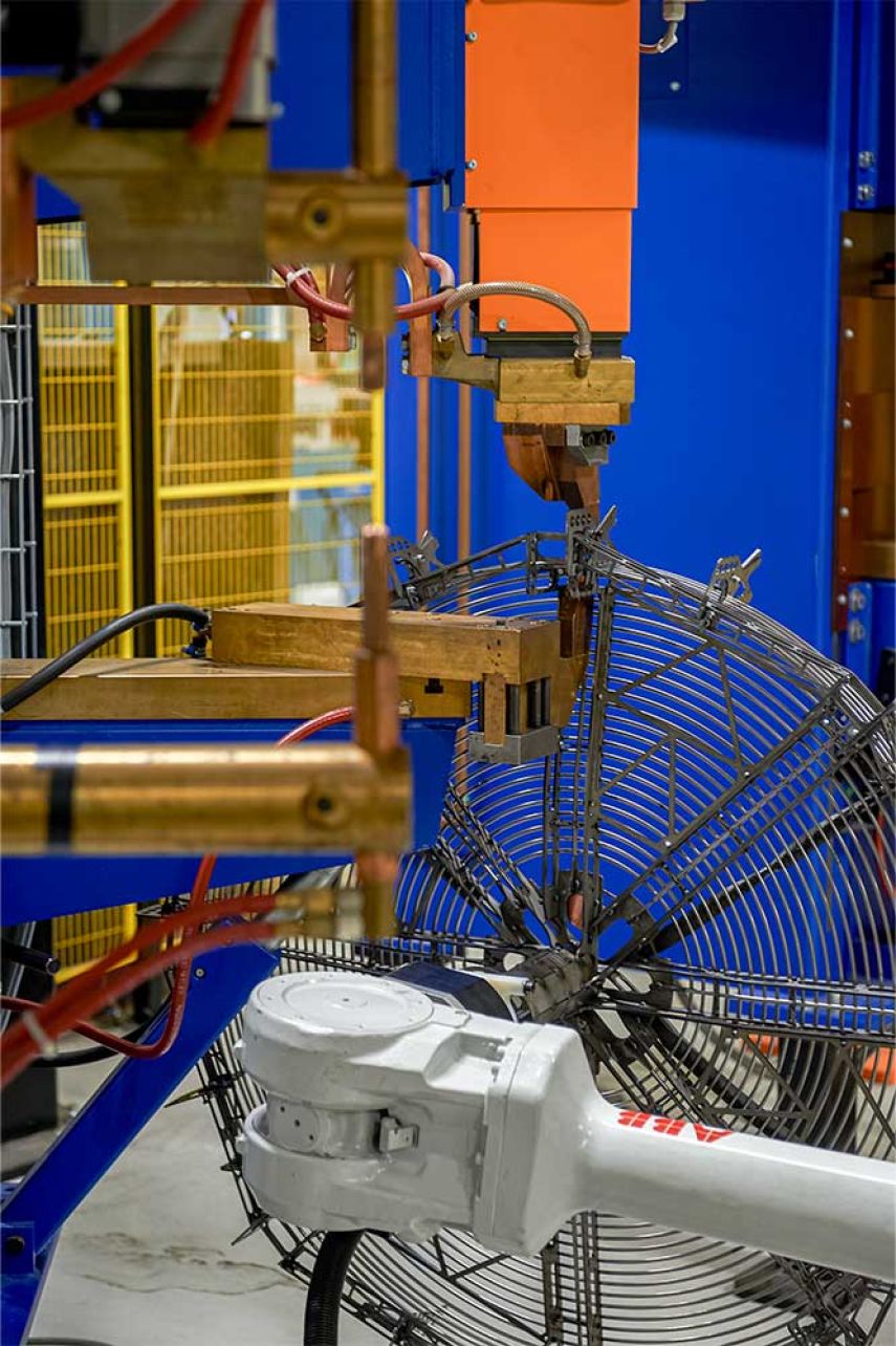 Robotmaskin producerar fläktskydd