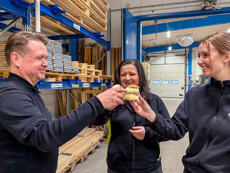 tre personer äter semlor