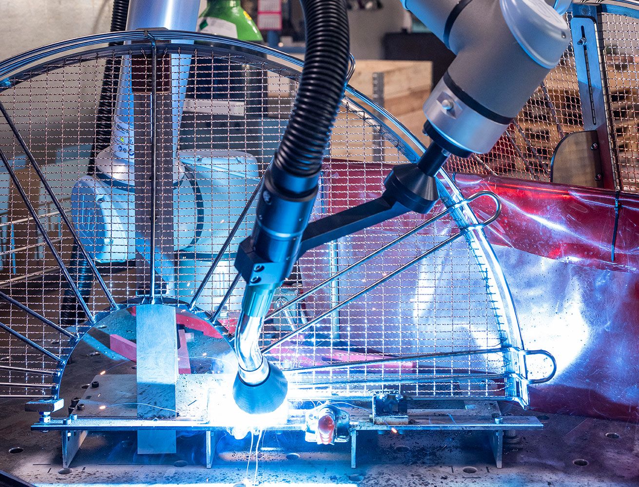 Tillverkning av galler pågår av robotmaskin