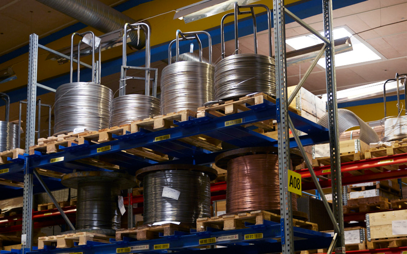 Rullar med metalltråd i en hylla på Tidbecks lager
