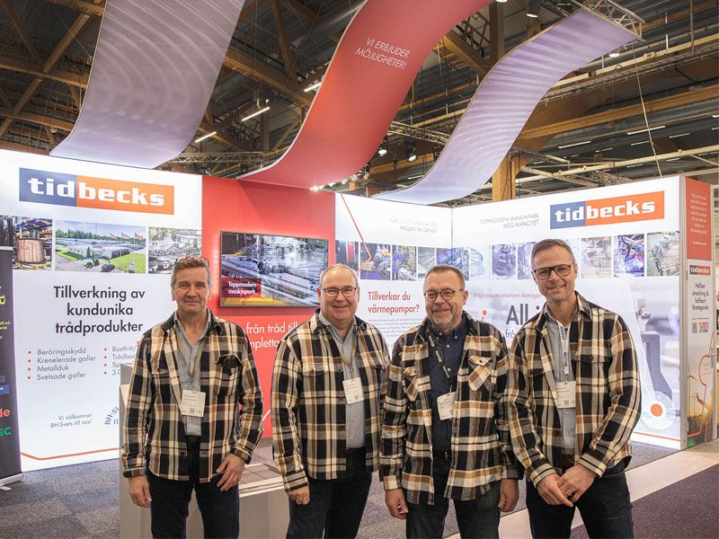 fyra personer framför monter