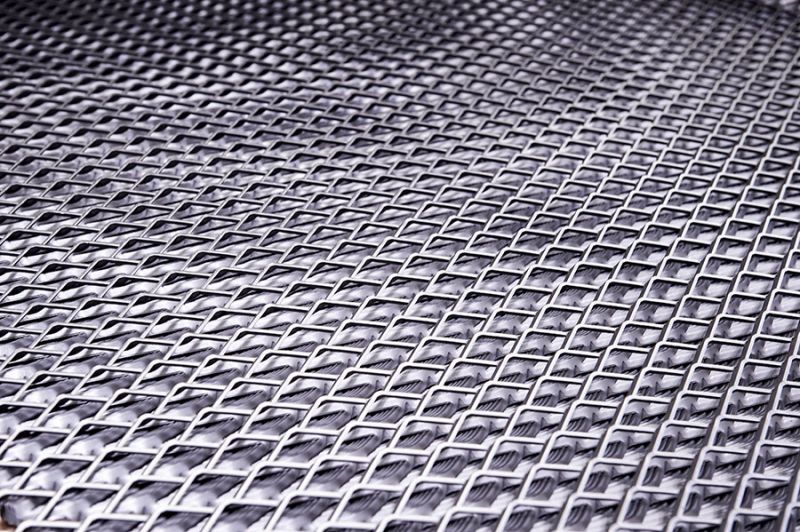 Närbild på sträckmetall 