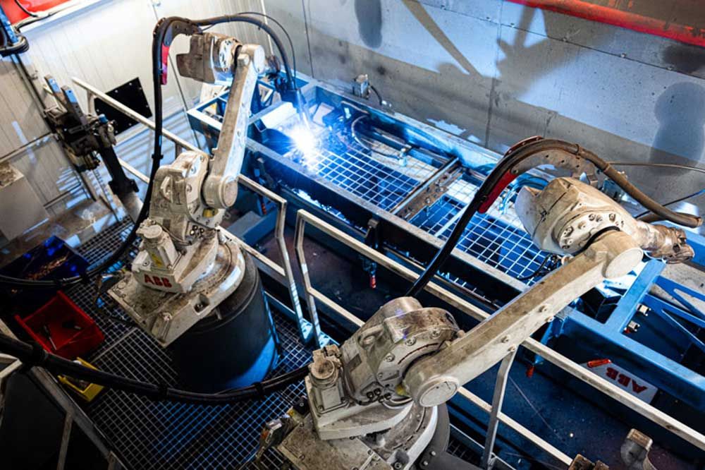 Dubbel robotarm som producerar galler