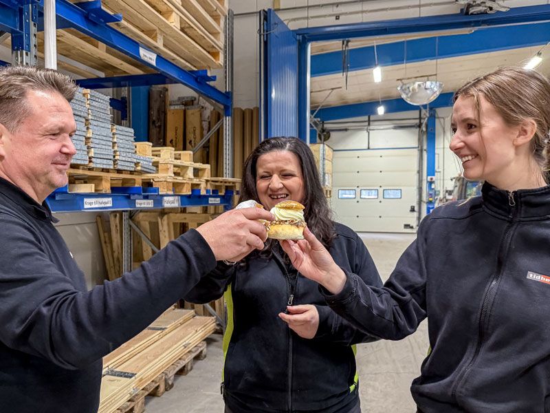 Personalen äter semlor på lagret