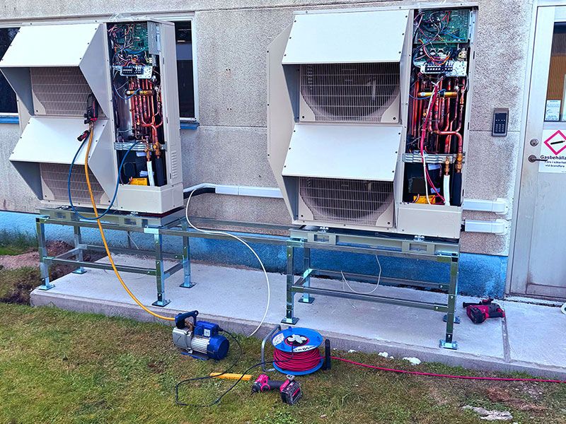 Två värmepumpar på en fasad