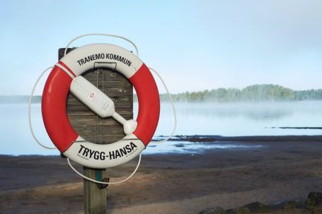 En livboj sitter upphäng vid en sjö