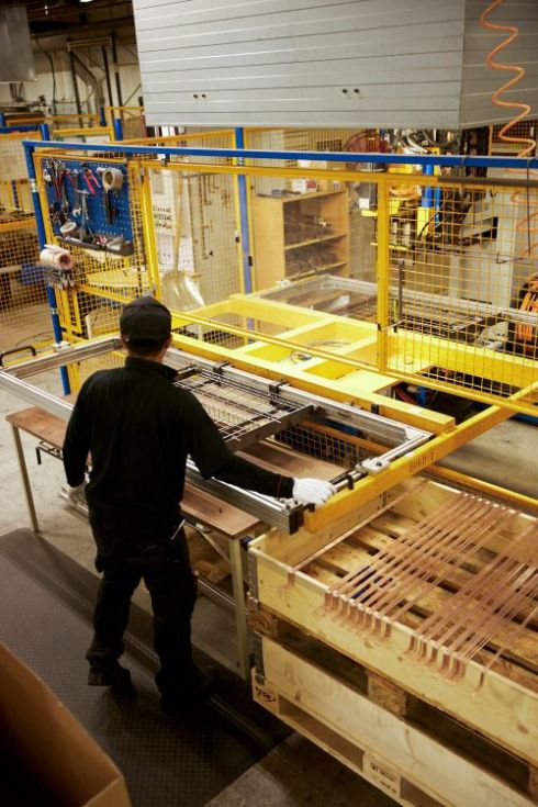 En person står vid ett arbetsbord i maskinparken