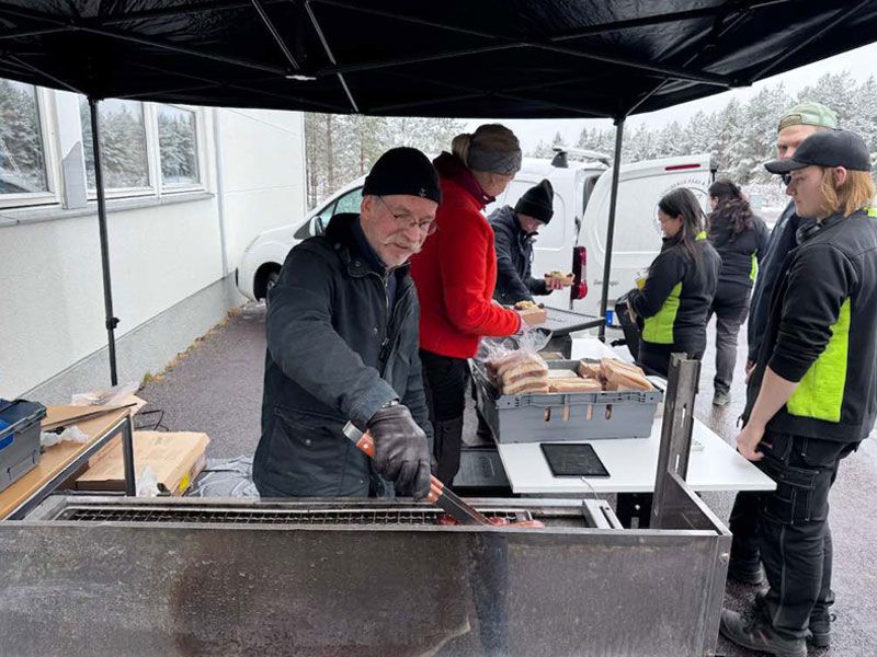 Man står och grillar korv.