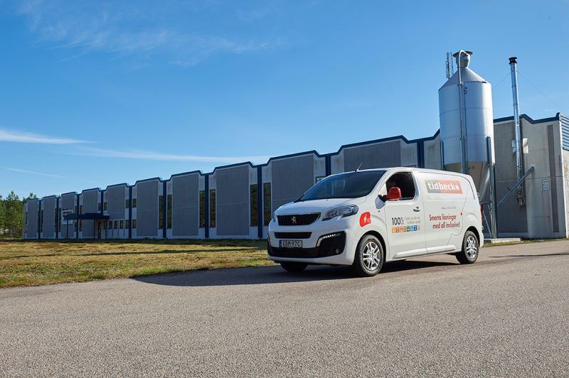 Tidbecks skåpbil står framöver anläggningen
