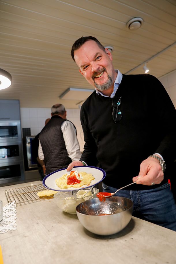 Tidbecks firar våffeldagen och en medarbetare står och tar sylt