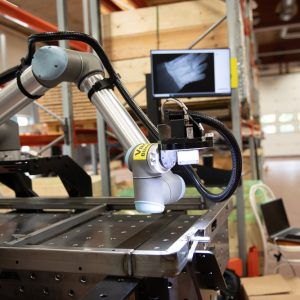 Robotmaskin i produktion med datorskärm