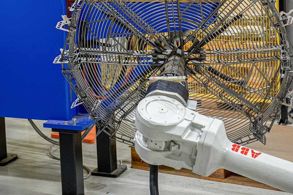 Närbild på robot maskin som lyfter en produkt