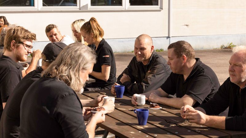 Tidbecks personal sitter ute i solen och fikar