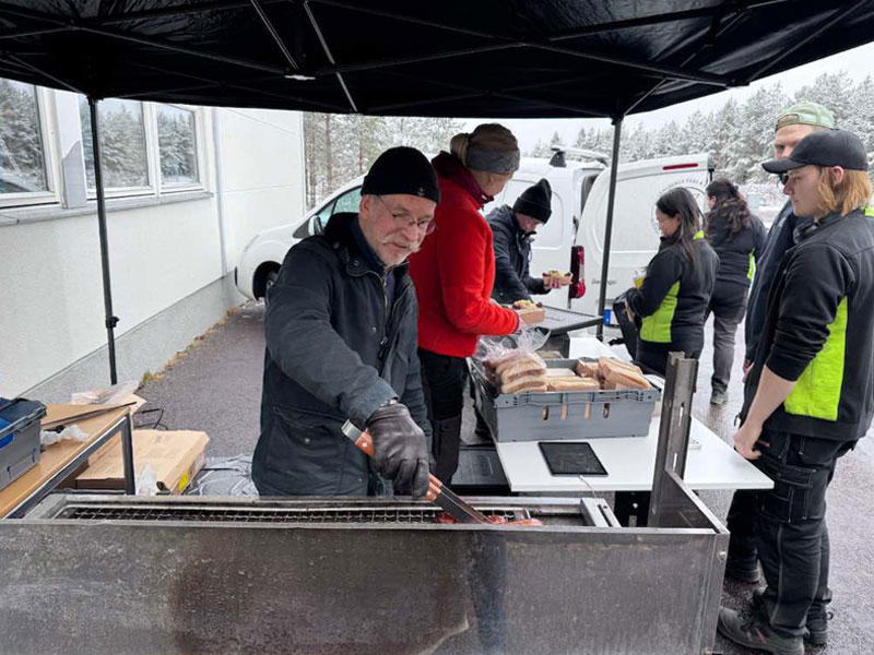 Man står och grillar korv.