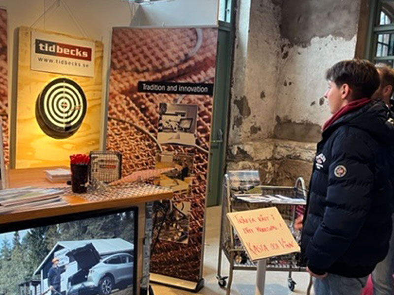 Person tittar mot pilkastning uppsatt på en vägg.