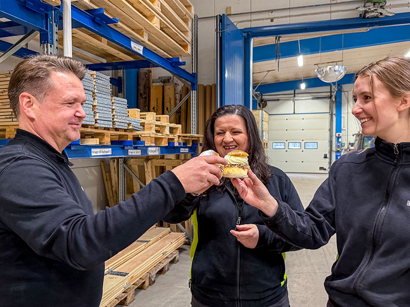 tre personer äter semlor