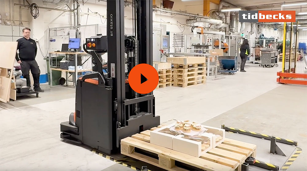 Självkörande truck med semlor på en pall