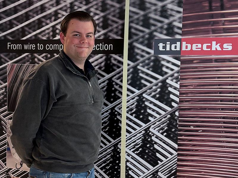 Person står och tittar in mot kameran