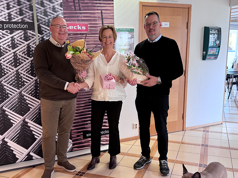 Åsa, Sven-olov och Steve står framför kameran och ler.