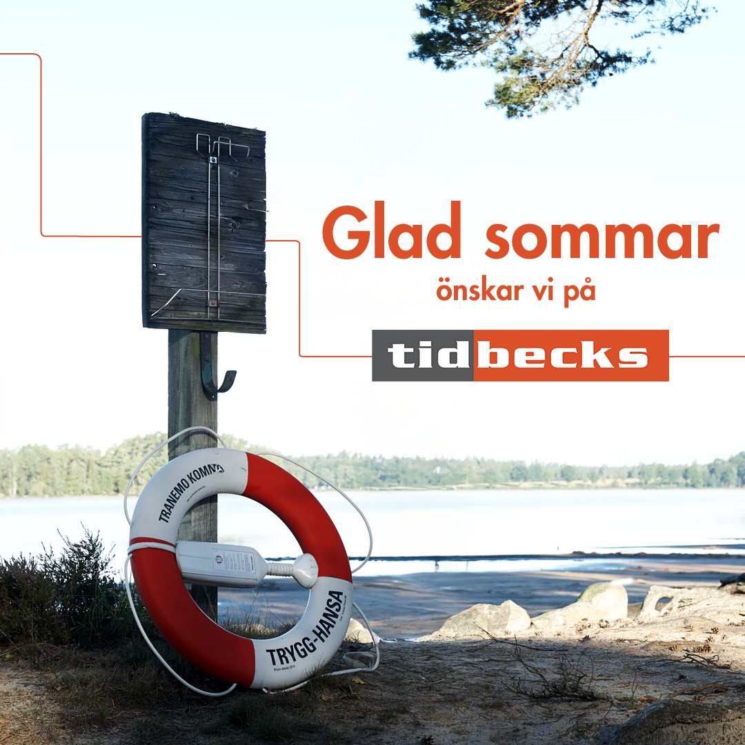 Livboj vid en strand och text med sommarhälsning stående format