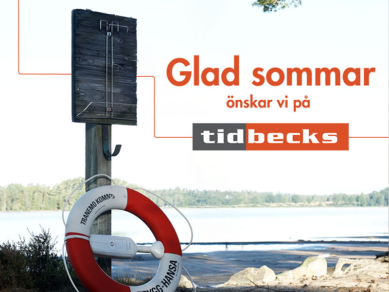 Livboj vid en strand och text med sommarhälsning